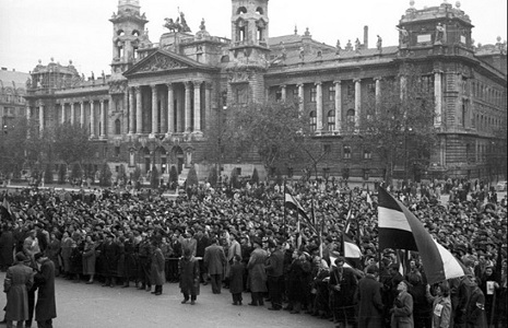 Tömeg a Kossuth téren, Budapesten
