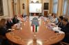 A lett Legfelsőbb Bíróság delegációjának tagjai a találkozón, amint a Kúria Mailáth-termének tárgyalóasztalánál ülnek.