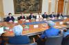 A találkozó valamennyi résztvevője tanácskozásuk közben, amint a Kúria Mailáth-termének tárgyalóasztalánál ülnek.
